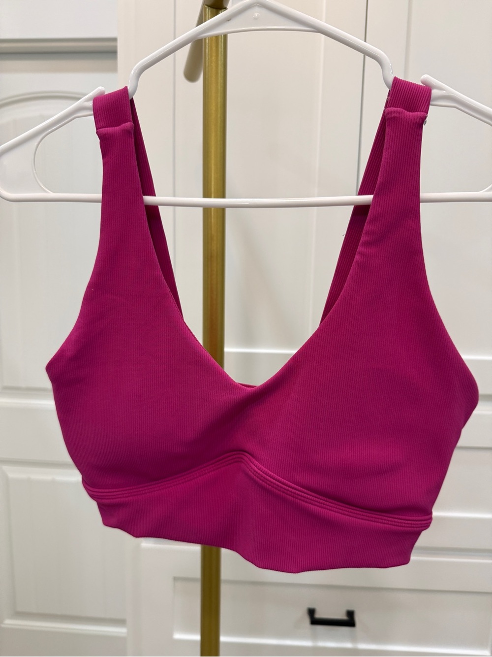 Ribbed V-Neck Sports Bra in Fuchsia